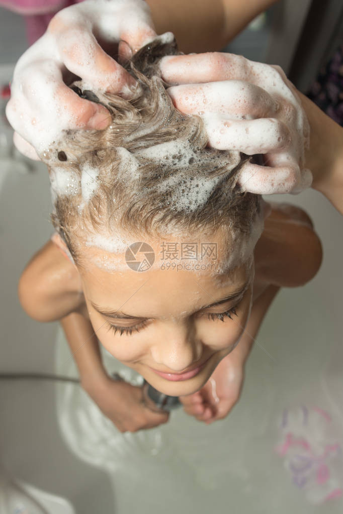 妈用洗发水给孩子的长头发抹了肥皂按摩它们图片