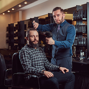 专业理发师在美发沙龙与客户一起工作图片