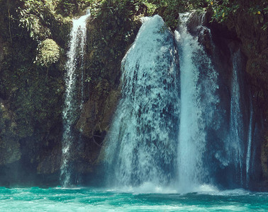 森林热带地区美丽的瀑布图片