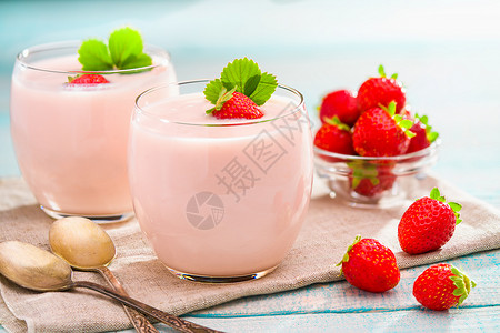 两份粉红色酸奶和新鲜草莓图片