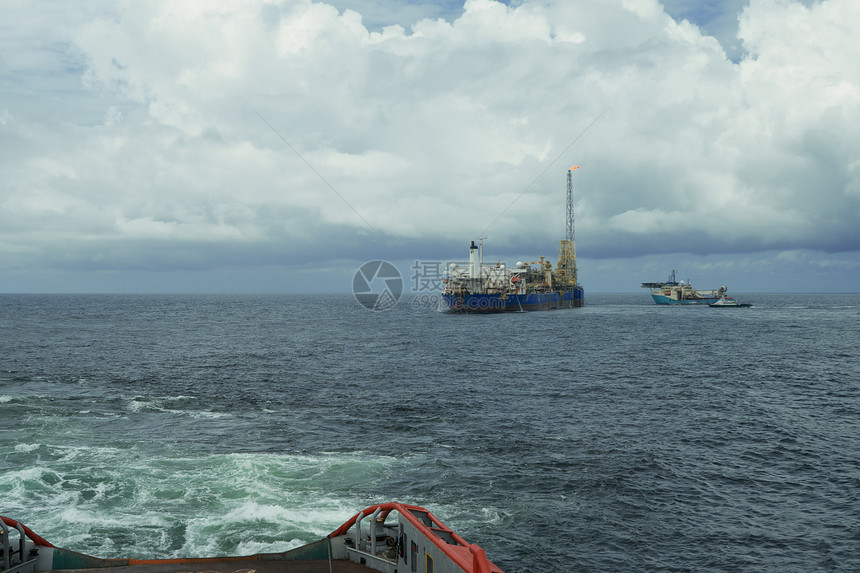 在使用FPSO油轮进行动态定位DP操作期间的锚处理拖轮供应AHTS船舶正在做静态拖船起吊海洋拖船工作牵引绳在水图片