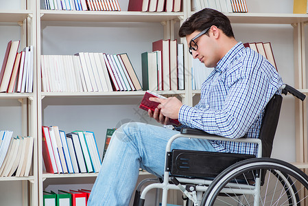 在图书馆学习的残疾学生背景图片