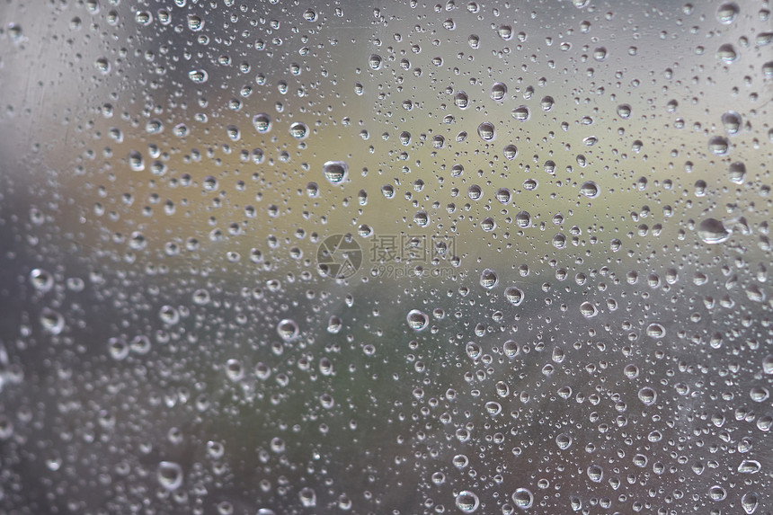 雨滴落在玻璃上导致一滴水雨天撒镜图片