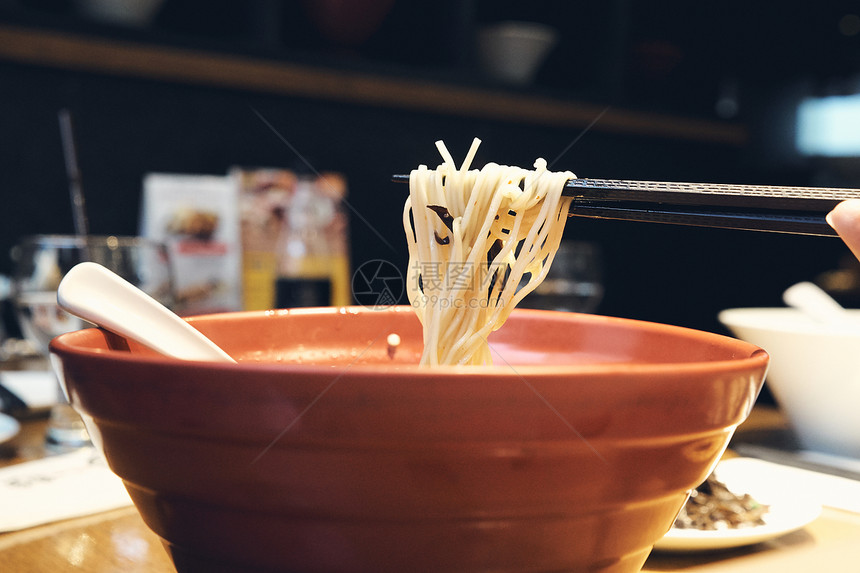 日本的拉门国产食品与大家都知道的面条相似由铁屑粉海藻和来自骨头的煮汤混合图片