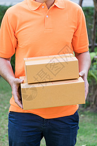 橙色的送货人递包裹图片