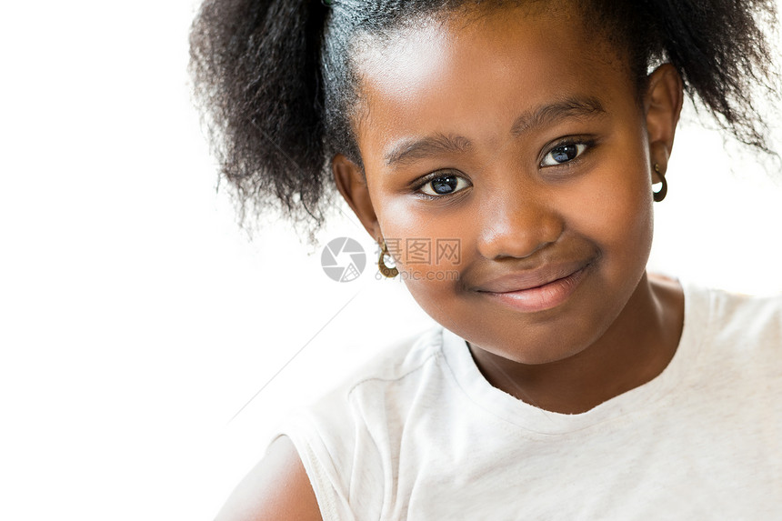 宏关闭了有吸引力的小马尾非洲女孩的肖像我孤立图片