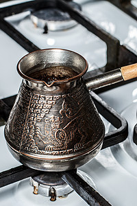 煤气炉灶上的铜咖啡图片