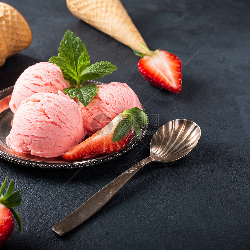 黑背景的草莓冰淇淋浆果和华夫饼图片