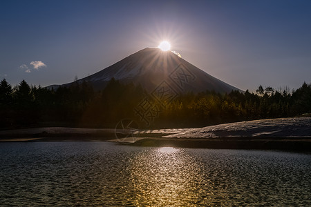 冬藤钻石关于太阳升起与富士山图片