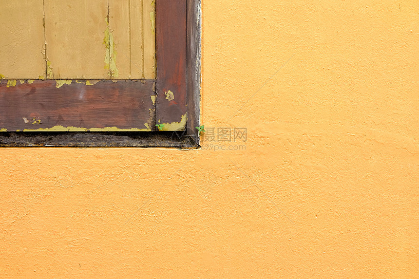 橙色调混凝土背景的木窗图片