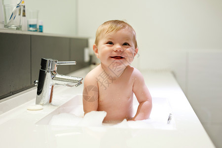 可爱的婴儿在洗水池洗澡图片