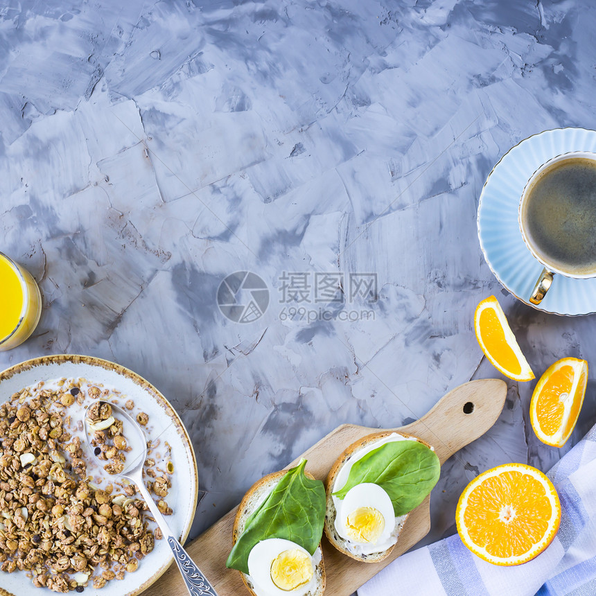 健康丰盛的早餐牛奶什锦早餐鸡蛋三明治咖啡橙汁和果图片