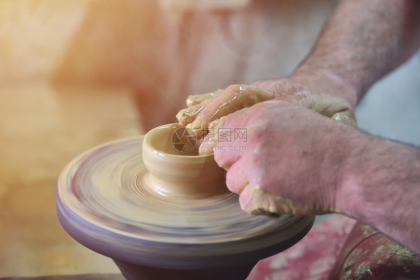 创建一个罐子或花瓶的白色粘土特写人手陶器作坊陶瓷艺术概念图片