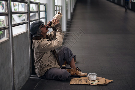 不幸无家可归的老人或乞丐在城市天空散步时图片