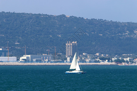 一艘小游艇在以色列海岸图片