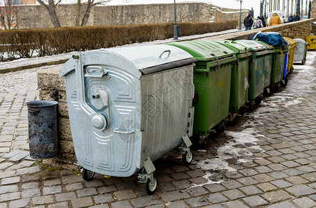 街上装满金属的大型垃圾箱图片
