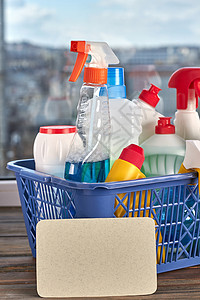 家里和办公室的洗涤剂放在篮子里家庭清洁包图片