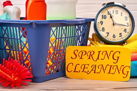 春季大扫除概念与用品关闭清洁产品闹钟和纸卡为您的房子快速清洁让您的图片