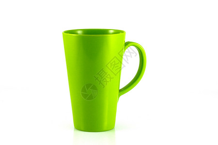 白色背景上的绿色塑料杯隔离物图片