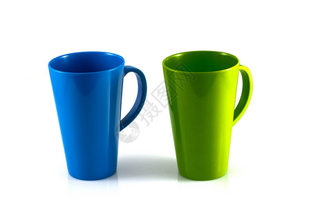 白色背景上的绿色和蓝色杯子隔离图片