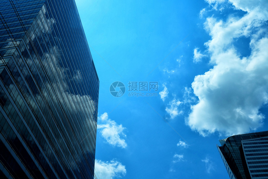 云与蓝天背景的现代建筑图片