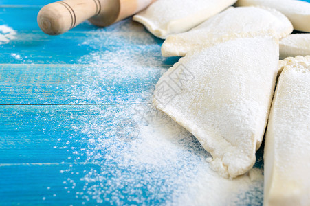 蓝木桌面粉上不是炸焦糖是传统突厥蒙古菜高清图片