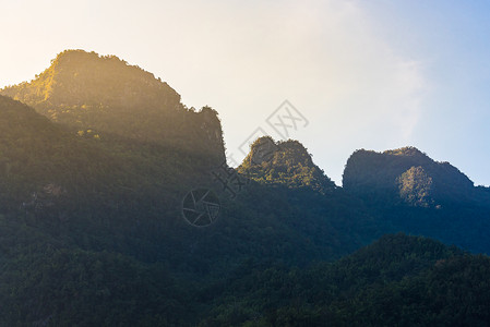 日出时的多朗清道山是泰国清迈旅游者访图片