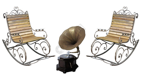 美丽的伪造的金属制成的罗盘椅和古老的式留声录音播放器图片