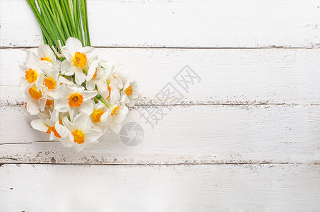 木质背景中的一束白水仙花图片