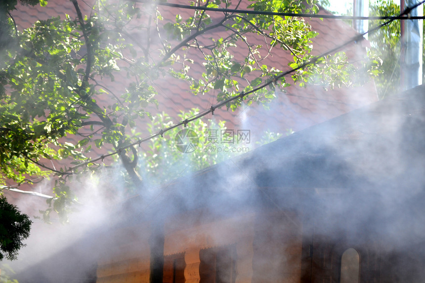 在炎热的夏日清晨露户外街上蒸汽使空气干燥图片