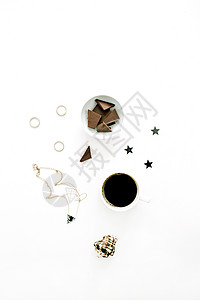 由咖啡杯巧克力贝壳和白色背景的女饰品组成的创意集图片