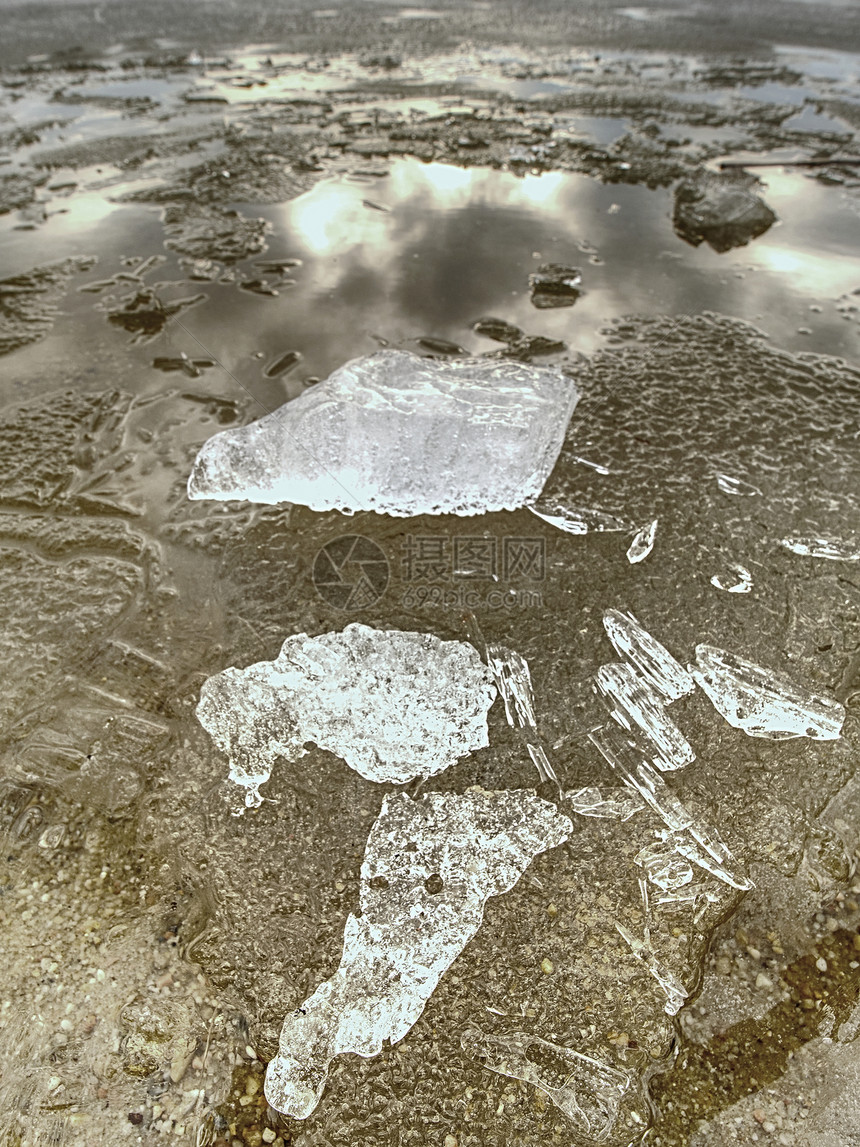沙滩上积厚的闪亮冰层图片