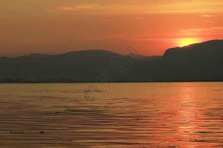湖中夕阳的橙光图片