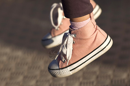 一个年轻女孩的鞋子的宏观特写背景图片
