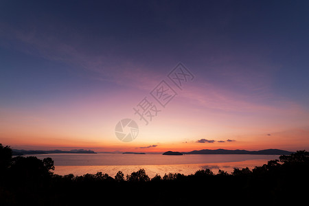光日出或日落的美丽景色在泰国普吉岛图片