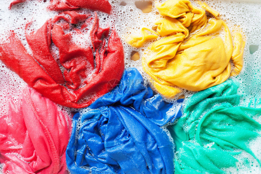 彩色衣服浸泡在水中加上洗涤粉图片