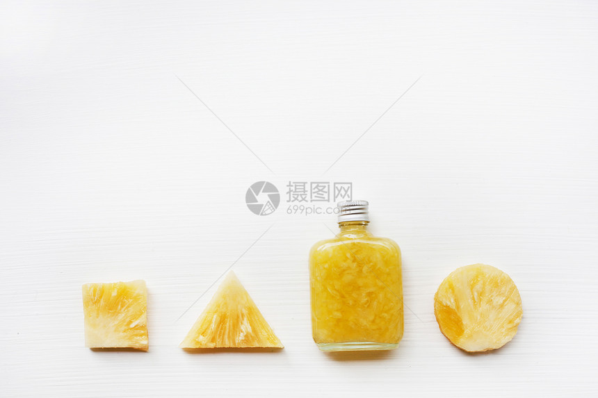 白色背景的新鲜菠萝汁健康的维生素饮料图片