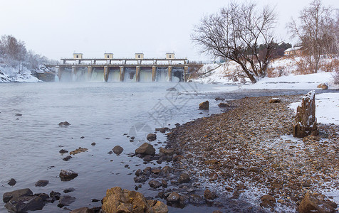 冬天河上的大坝未结冰的水冰雪寒冷的日子半图片