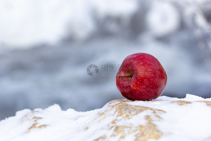 冬天寒冷的冰冻和雪在这种背景下图片