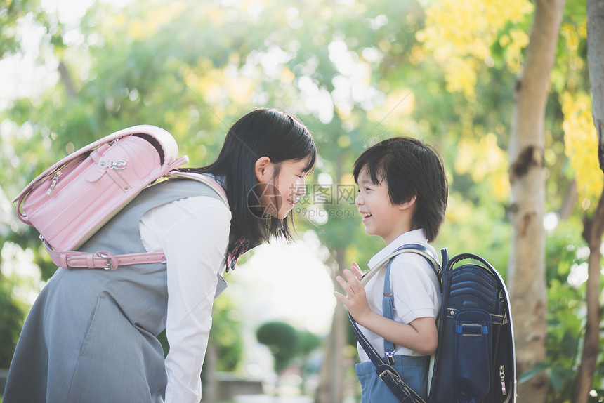 亚洲可爱的孩子去学校户外郊上学图片