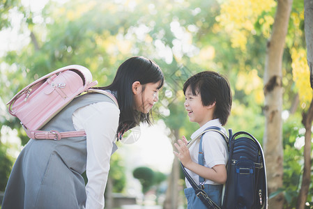 亚洲可爱的孩子去学校户外郊上学图片