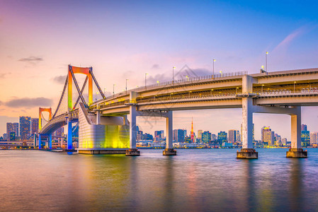 东京日本的彩虹桥在黄图片