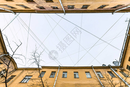 春季清晨圣彼得堡市圣彼得堡市城院子上许多电线和电缆的底部浏览图片