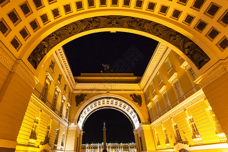 夜间在圣彼得堡市宫广场附近的Triumpha图片