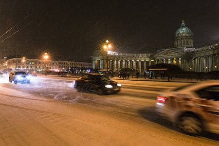 3月圣彼得堡市夜间降雪时与喀山斯基大教图片