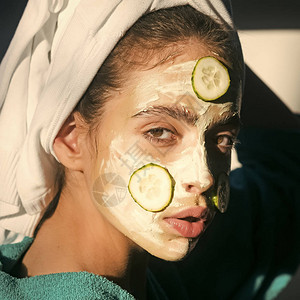女孩或女人脸上戴着黄瓜面膜图片