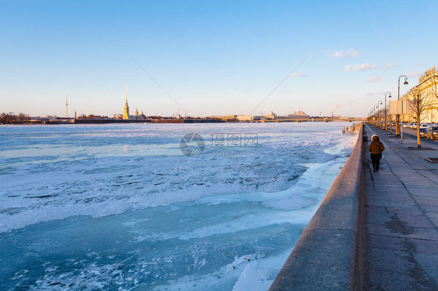 3月晚上在圣彼得堡市的Peter和PaulFortress之景中被冰冻的Neva河沿岸的DvortsovayaEmba图片