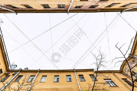 春季清晨圣彼得堡市圣彼得堡市城院子上许多电线和电缆的底部图片