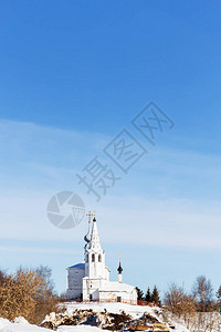 俄罗斯弗拉基米尔州冬季从苏兹达尔镇峡谷的雅鲁诺瓦山上的圣科斯马和达米安教堂Kozmodemyanskaya教背景