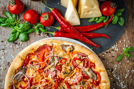 墨西哥披萨有热辣椒和木制背景的原料图片